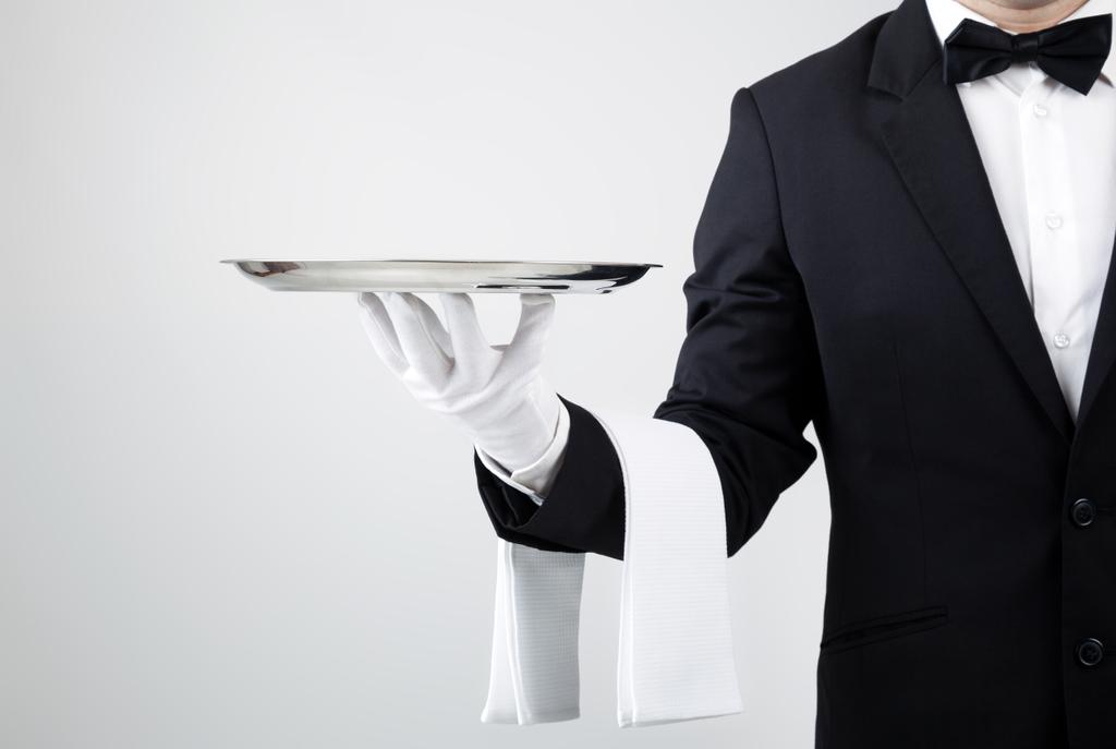 σερβιτόρος, κρατώντας το άδειο ασημένιο δίσκο πέρα από το γκρι φόντο - Φωτογραφία, εικόνα