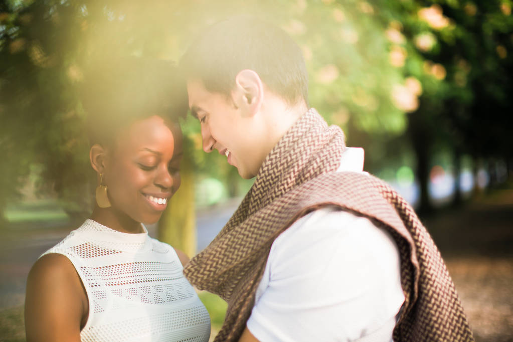 Muotokuva nuorten romanttinen iloinen pari seisoo syleillä kasvotusten puistossa
 - Valokuva, kuva