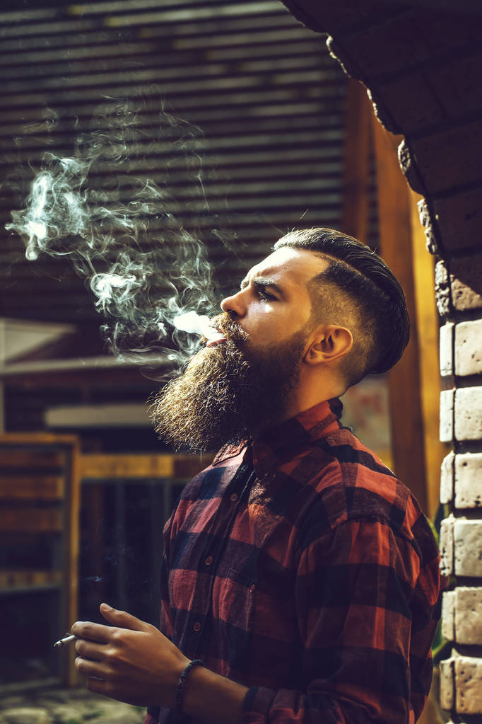 Взрослый мужчина выдыхает сигаретный дым
 - Фото, изображение
