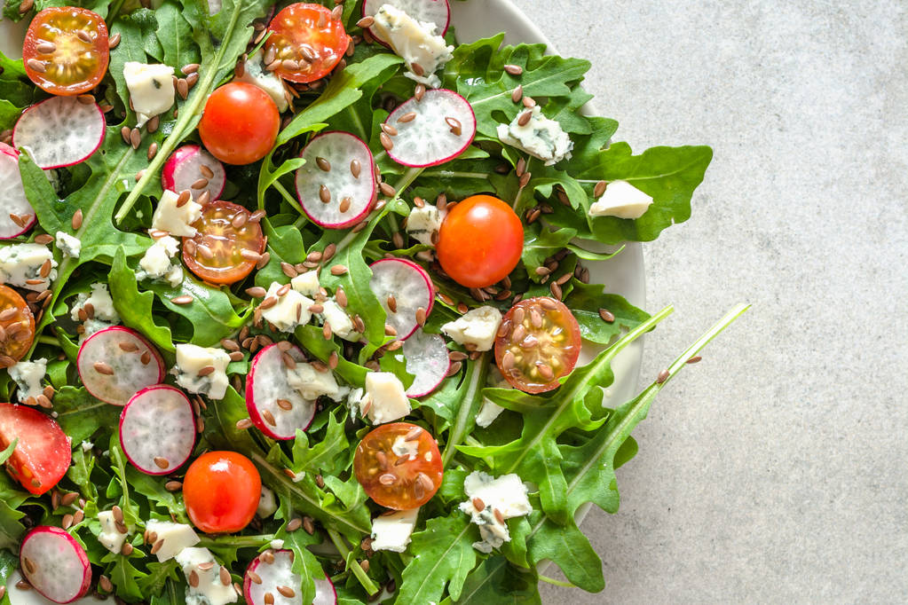 gesunder Salat mit Gemüse, frisches Essen auf dem Teller, Draufsicht - Foto, Bild