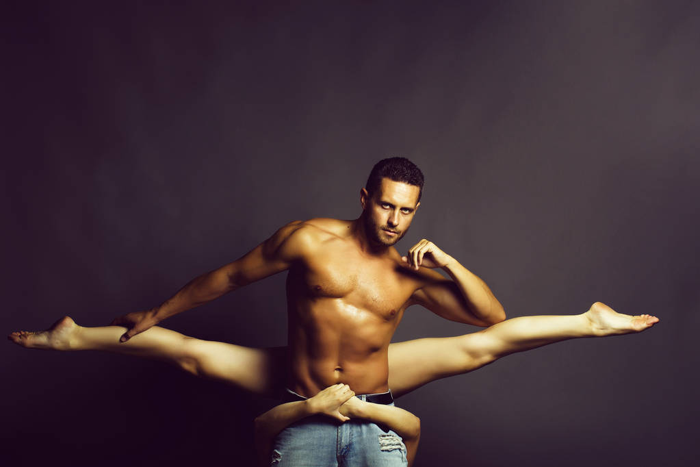 сексуальная молодая пара танцует в студии
 - Фото, изображение