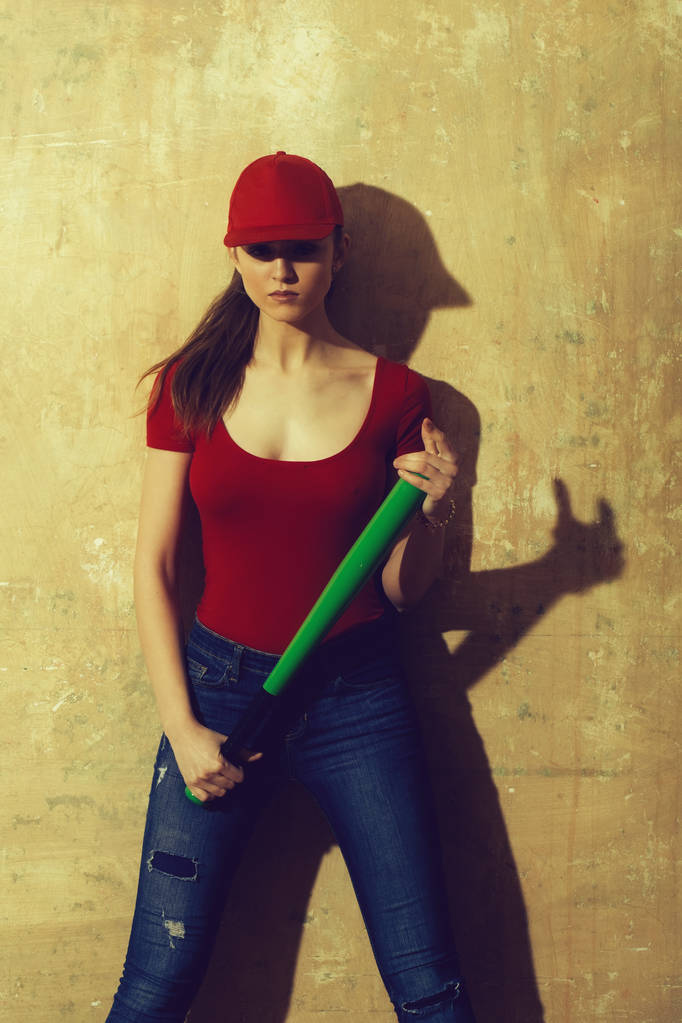 Ładna dziewczyna w czerwoną czapkę z bat zielony - Zdjęcie, obraz