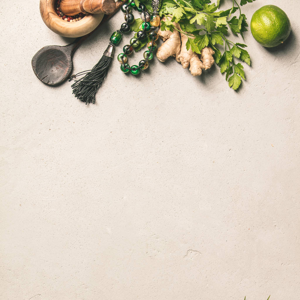Κους-κους, πράσινο φύλλο και μαγειρικά συστατικά σε συγκεκριμένα φόντο. Επίπεδη θέσει. Χορτοφαγικά τρόφιμα και μαγειρεύοντας έννοια - Φωτογραφία, εικόνα