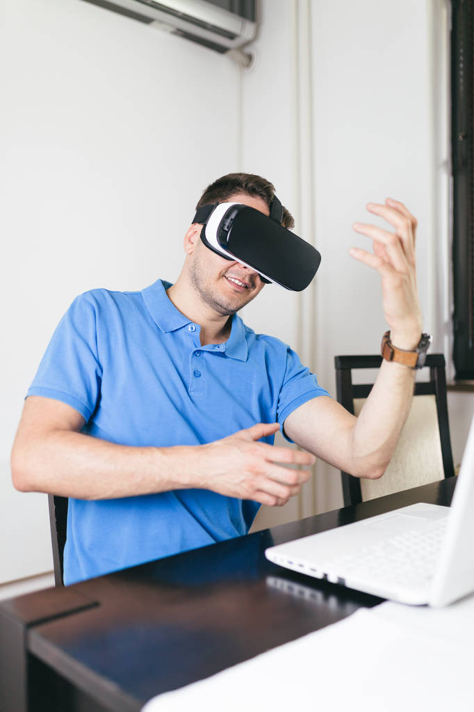 Virtuális-valóság sisak, szemüveg használata, fiatal férfi. - Fotó, kép