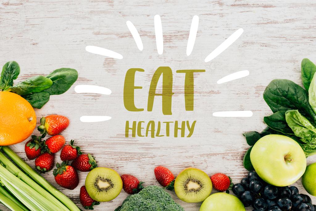 pohled shora uspořádány organických jahod, zeleniny a ovoce na dřevěnou desku s "jíst zdravě" nápisy - Fotografie, Obrázek