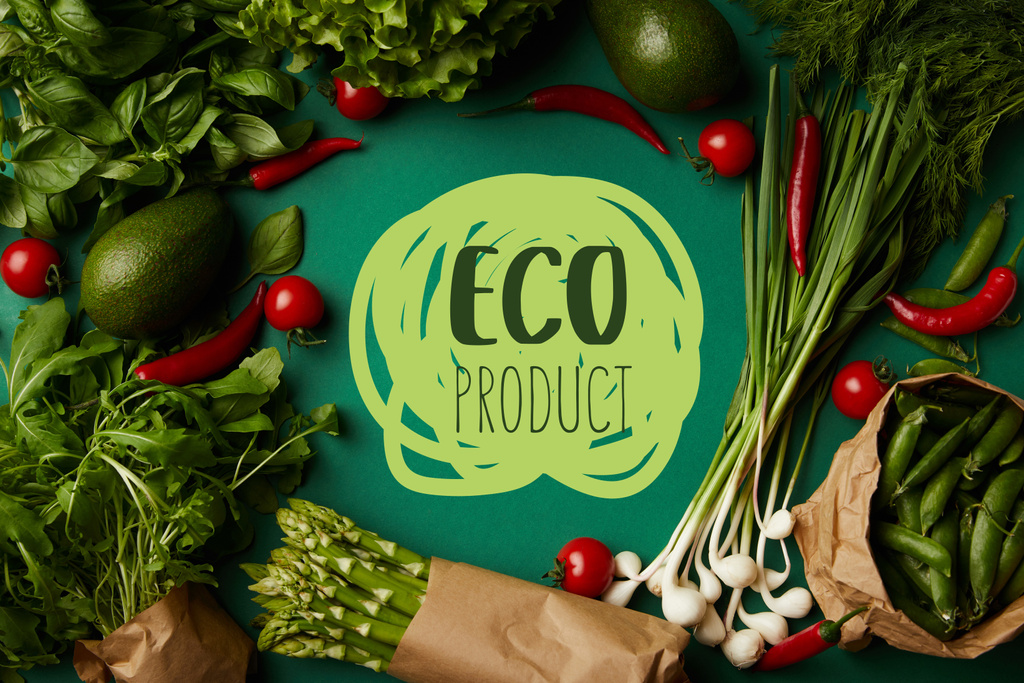 верхний вид круглой рамы из различных спелых овощей на зеленой поверхности с надписью "экологический продукт"
 - Фото, изображение