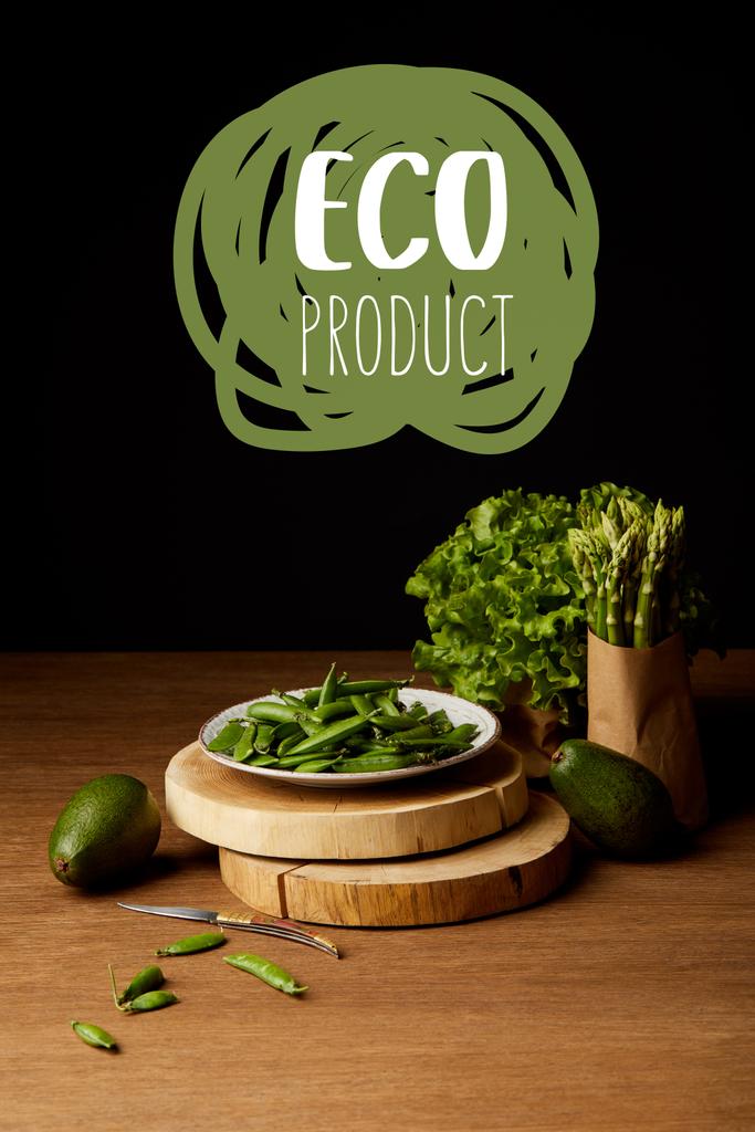 木製テーブルの上「エコ製品」のレタリングに熟した緑の野菜 - 写真・画像