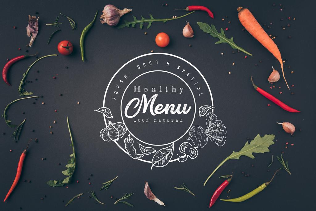 Widok z góry z rukolą, marchew i Red Hot chili peppers na powierzchni szara z napisem "zdrowe menu" fok - Zdjęcie, obraz