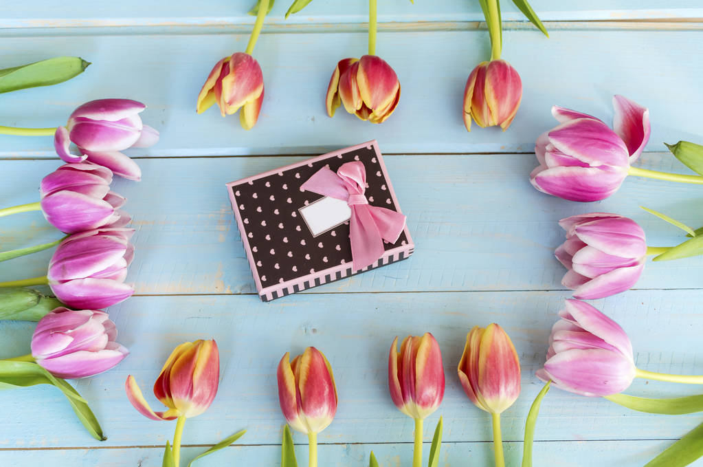 Lindas flores de tulipán florecen sobre fondo de madera
 - Foto, Imagen