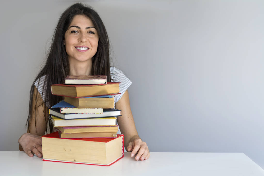 Feliz joven estudiante sonriente con libros
 - Foto, Imagen