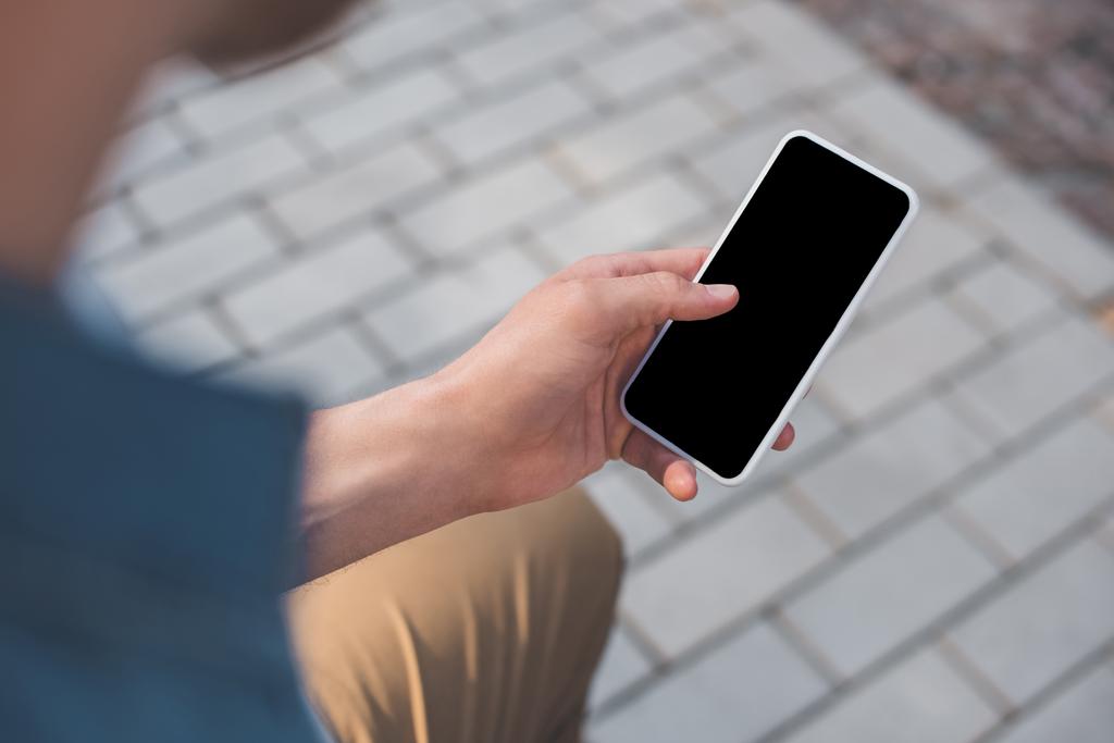 oříznutý snímek člověka pomocí smartphone s prázdnou obrazovkou na ulici - Fotografie, Obrázek