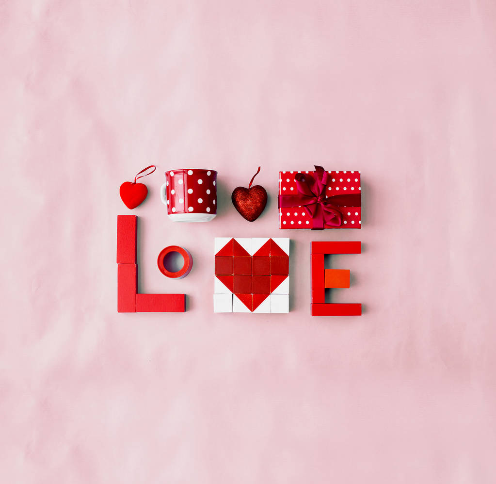 Draufsicht auf Blöcke, die Herz bilden, Valentinstag-Konzept Hintergrund - Foto, Bild
