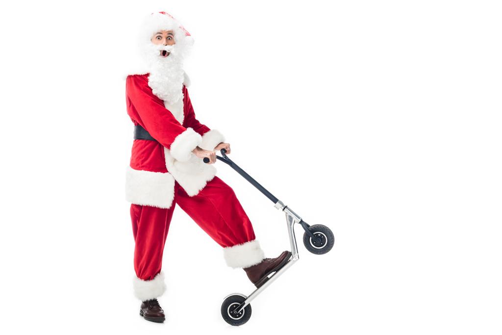 surpised Санта-Клаус в костюме езда на самокате удар изолированы на белом фоне
 - Фото, изображение