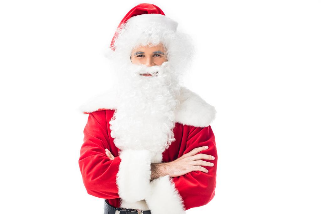 усміхнений Санта Клаус в традиційному костюмі, що стоїть з схрещеними руками ізольовано на білому тлі
  - Фото, зображення