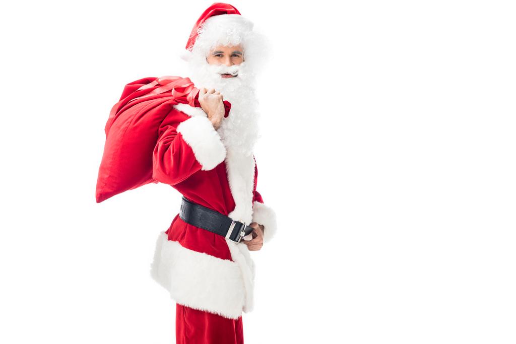 Babbo Natale tenendo sacco di Natale sopra la spalla isolato su sfondo bianco
  - Foto, immagini