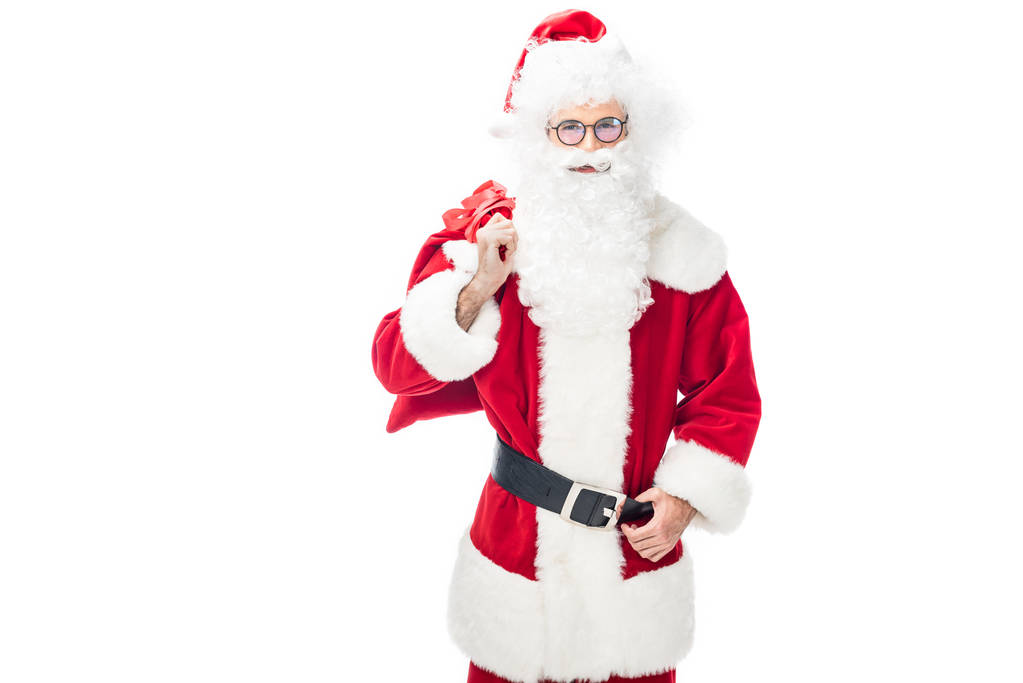 щасливий Санта Клаус в окулярах тримає різдвяний мішок над плечем ізольовано на білому тлі
  - Фото, зображення