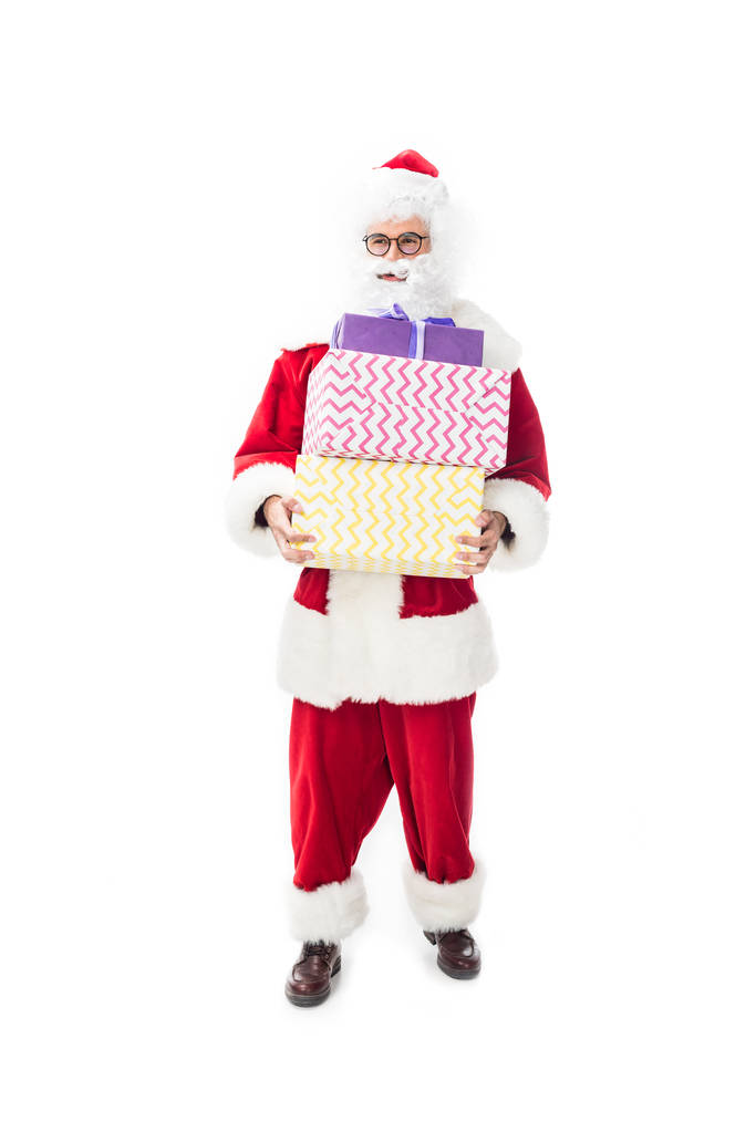santa claus en gafas con pila de regalos de Navidad aislados sobre fondo blanco
  - Foto, Imagen