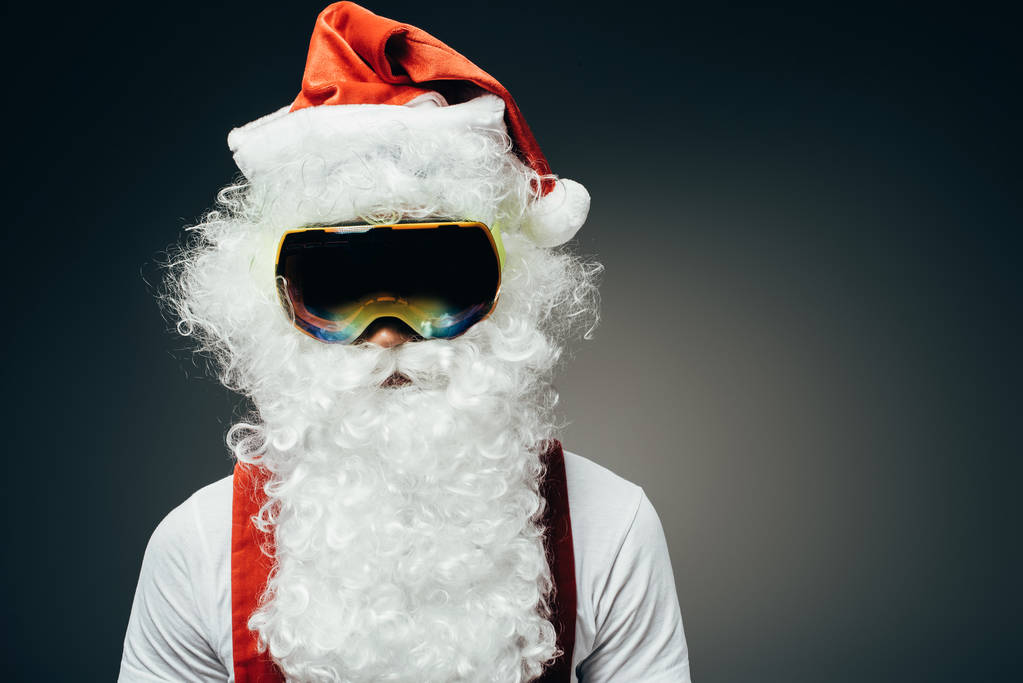 Noel Baba portresi gri arka plan üzerinde izole kar maskesi ayakta  - Fotoğraf, Görsel