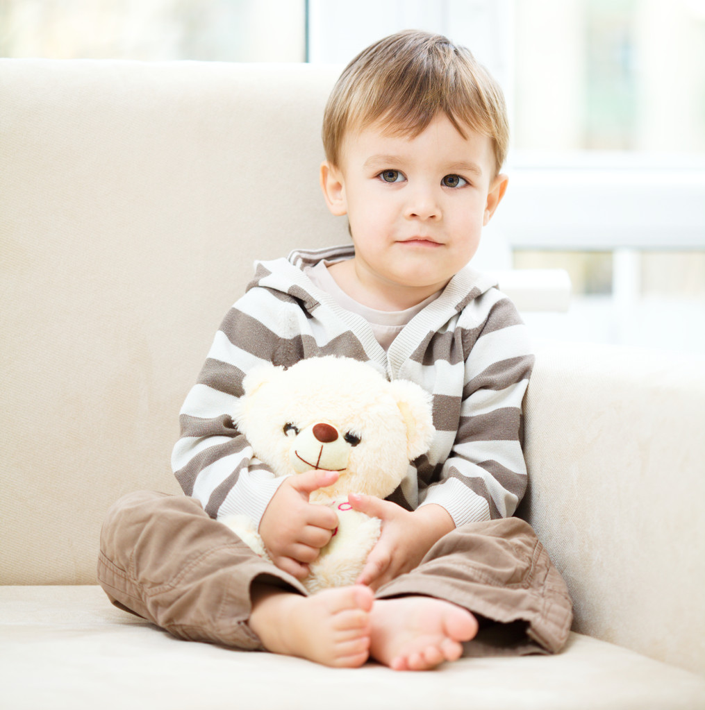 Retrato de un niño pequeño con su osito de peluche
 - Foto, Imagen
