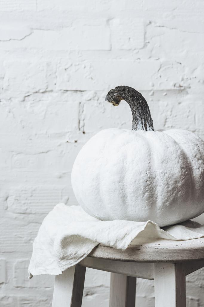 close-up tiro de abóbora halloween pintado de branco na frente da parede de tijolo branco
 - Foto, Imagem