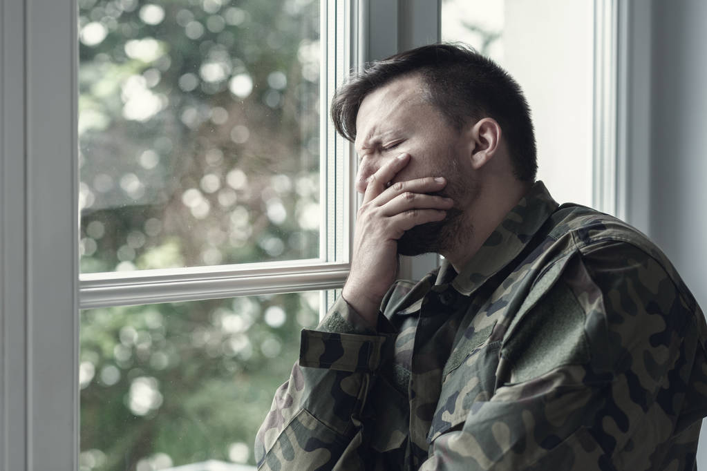 Soldato solitario depresso con problema emotivo e sindrome di guerra
 - Foto, immagini