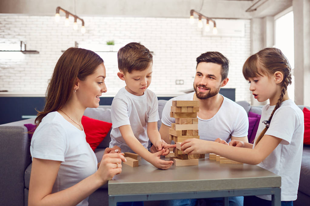 Família feliz jogando jogos de tabuleiro em casa
.  - Foto, Imagem