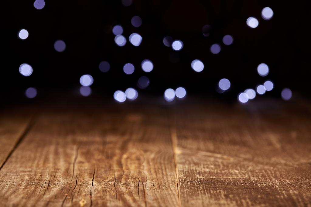 vista de perto de mesa de madeira e desfocado bokeh luzes pano de fundo
 - Foto, Imagem