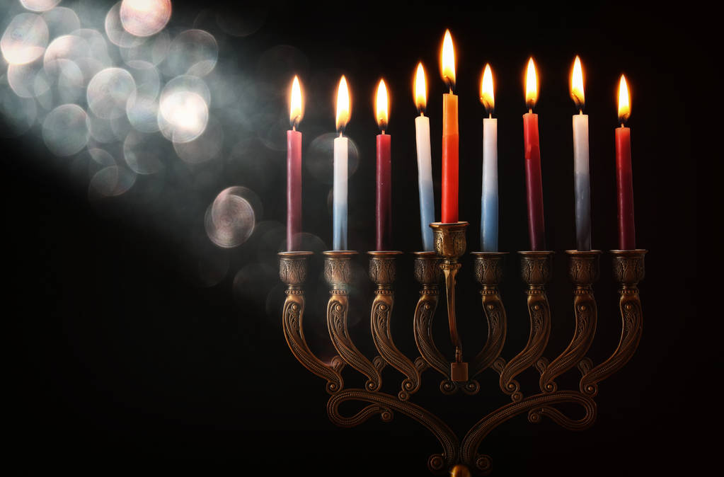 Image basse clé de vacances juives Hanoukka fond avec menorah (candélabre traditionnel) et des bougies brûlantes
 - Photo, image