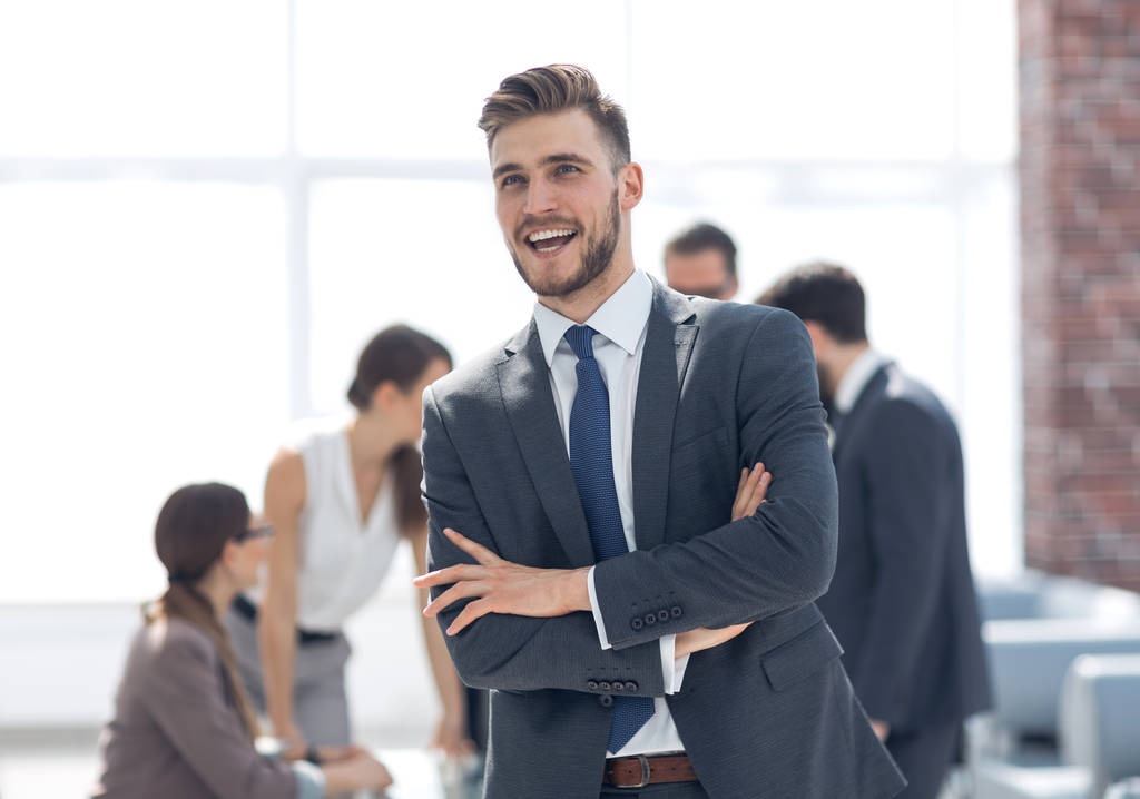 щасливий бізнесмен стоїть в сучасному офісі
 - Фото, зображення