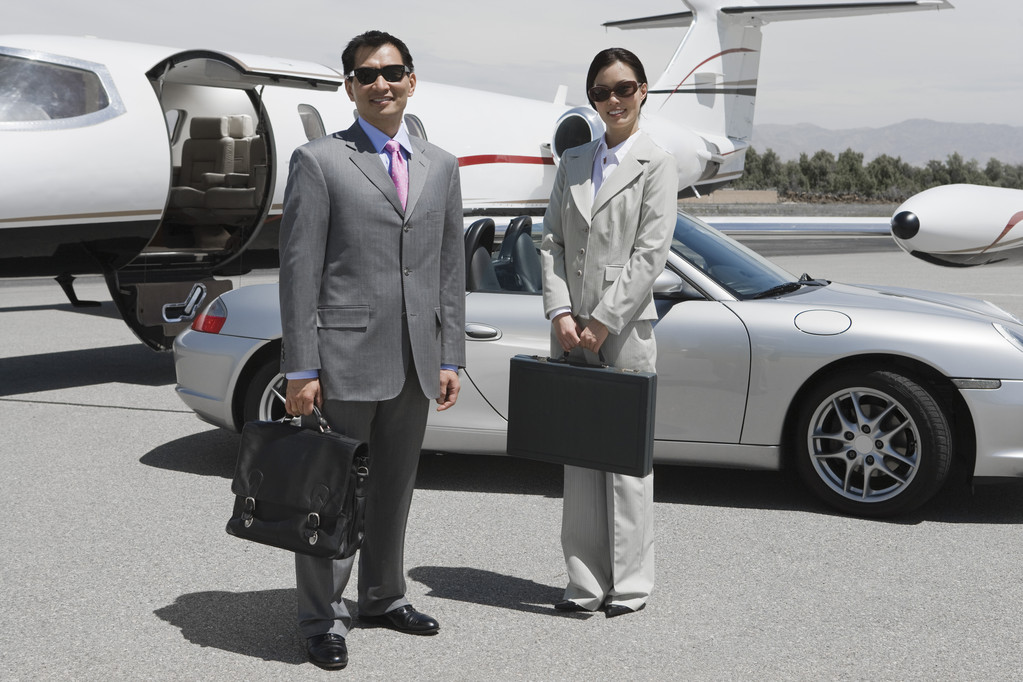 Executivos de negócios em pé juntos no aeródromo
 - Foto, Imagem