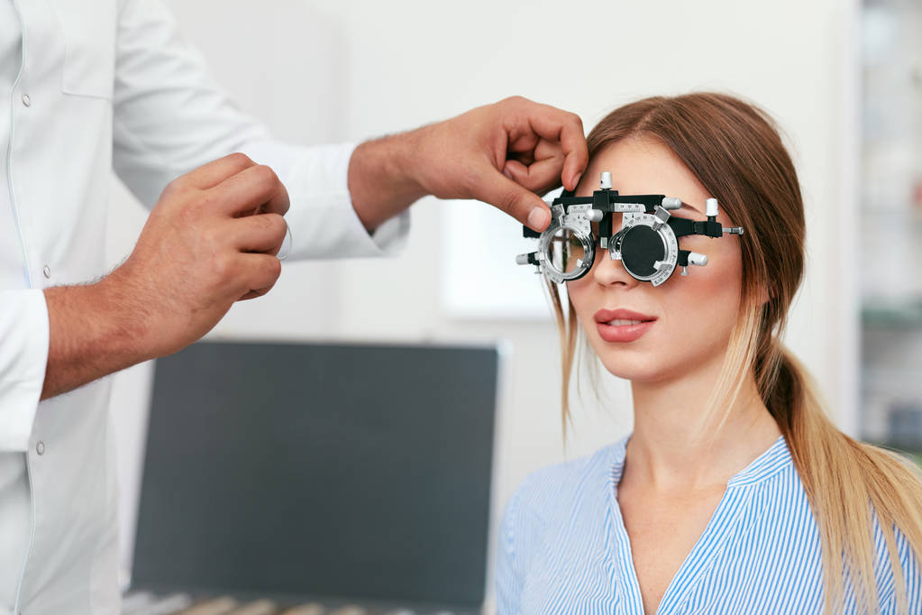 Göz muayenesi. Kadın gözlük göz kliniğinde kontrol - Fotoğraf, Görsel