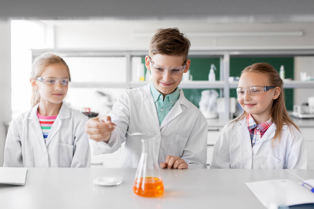 τα παιδιά με το δοκιμαστικό σωλήνα μελέτη της χημείας στο σχολείο - Φωτογραφία, εικόνα
