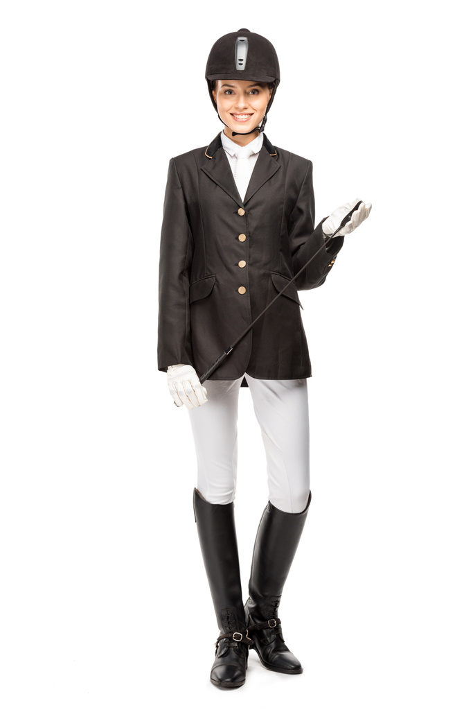 усміхнена молода кіннота в уніформі тримає палицю вершника ізольовано на білому
 - Фото, зображення
