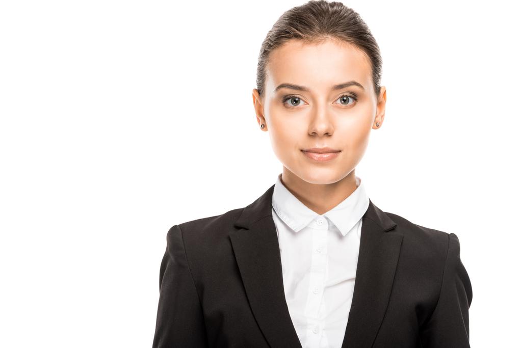 Detailní portrét atraktivní mladá podnikatelka v obleku při pohledu na fotoaparát izolované na bílém - Fotografie, Obrázek