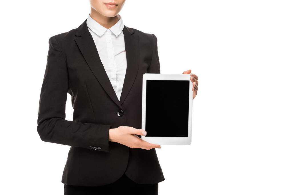 обрізаний знімок усміхненої молодої бізнес-леді тримає планшет і дивиться на камеру ізольовано на білому
 - Фото, зображення