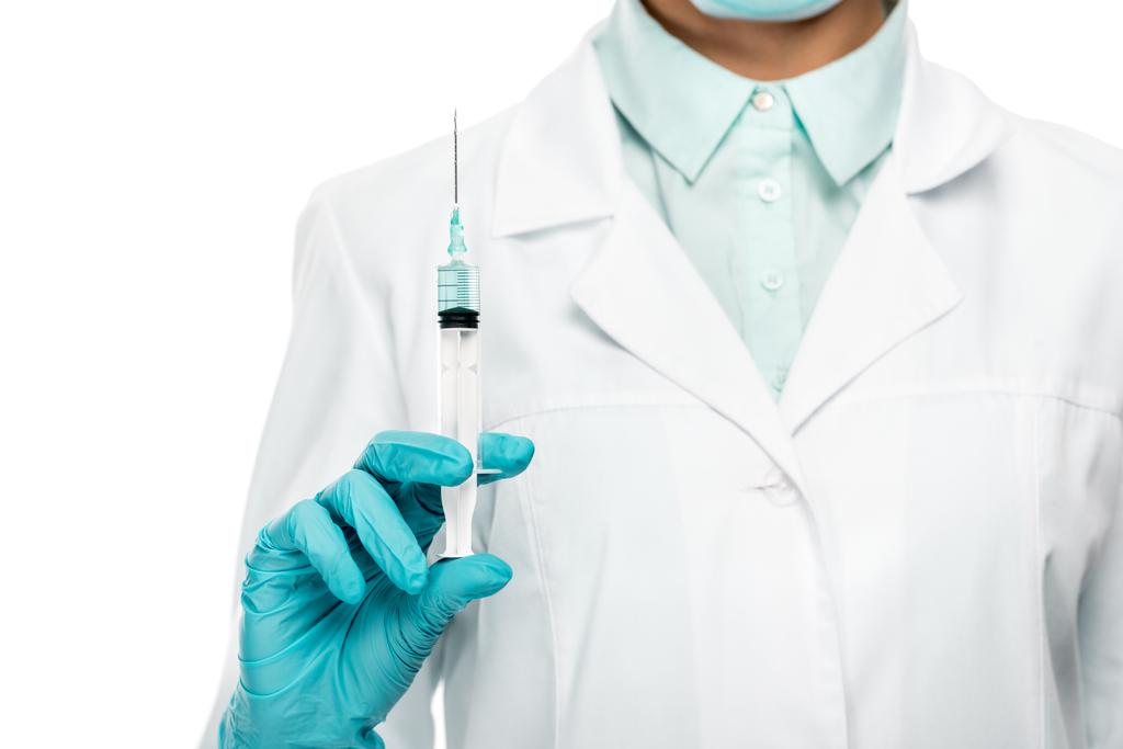 image recadrée de femme médecin en masque médical tenant la seringue isolée sur blanc
  - Photo, image