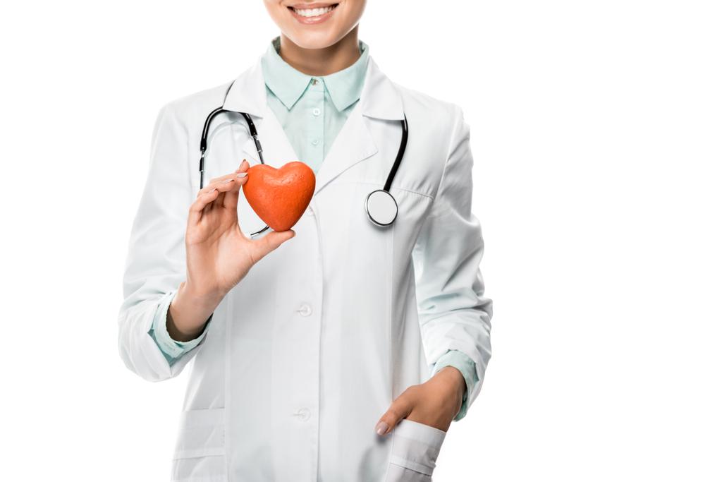 visão parcial do médico fêmea em casaco médico mostrando símbolo do coração isolado no branco
  - Foto, Imagem