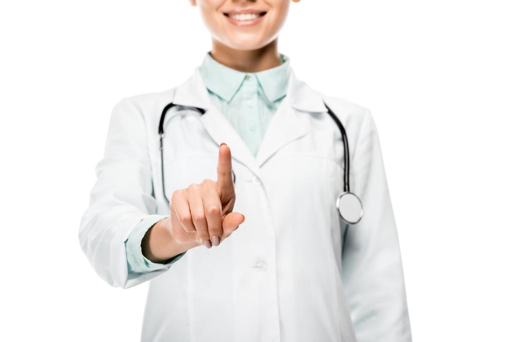vue partielle du médecin souriant en manteau médical pointant la caméra par le doigt isolé sur blanc
 - Photo, image
