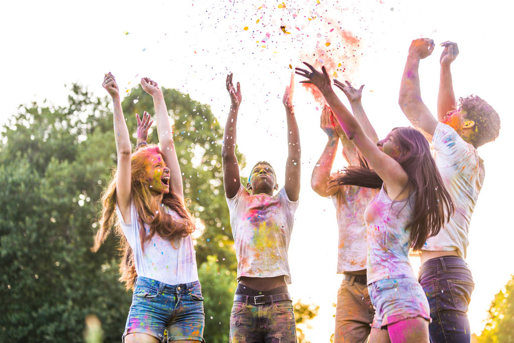 Groupe d'amis heureux jouant avec les couleurs holi dans un parc - Jeunes adultes s'amusant lors d'un festival holi, concepts sur le plaisir, amusant et jeune génération
 - Photo, image