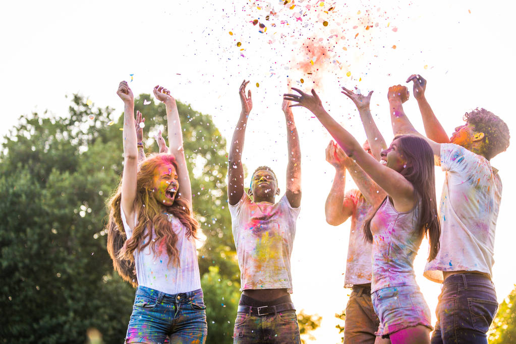 Gruppo di amici felici che giocano con i colori holi in un parco - Giovani adulti che si divertono a un festival holi, concetti di divertimento, divertimento e giovani generazioni
 - Foto, immagini