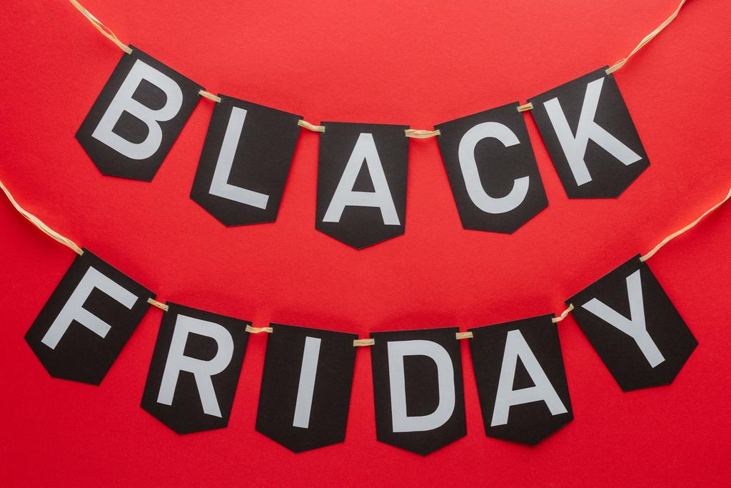 Black Friday Worte auf Fahnengirlanden isoliert auf rot - Foto, Bild