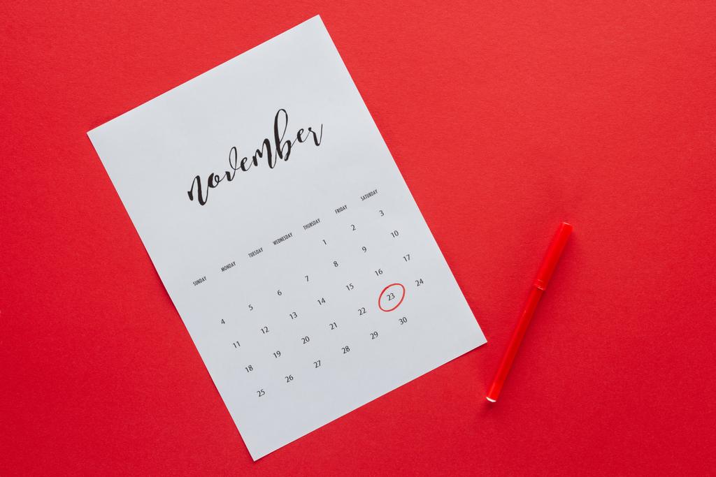 赤、黒の金曜日概念に分離されたマーカーで 11 月のカレンダーのトップ ビュー - 写真・画像