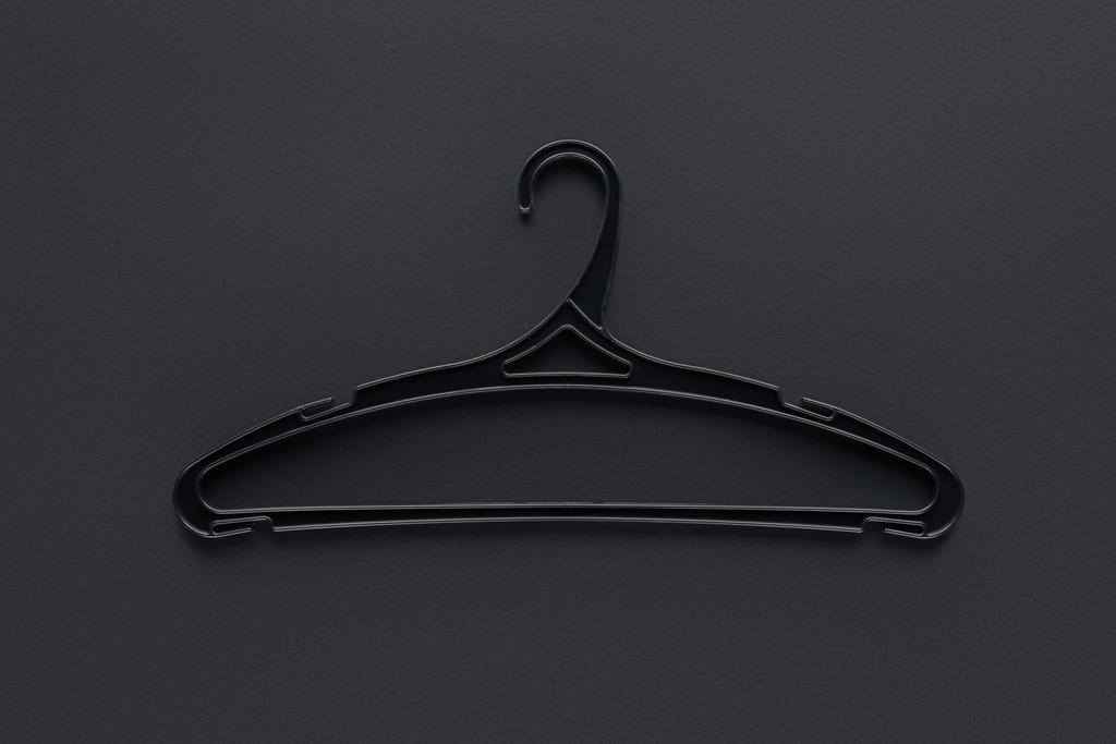 siyah üzerine alışveriş için bir askı üstten görünüm - Fotoğraf, Görsel