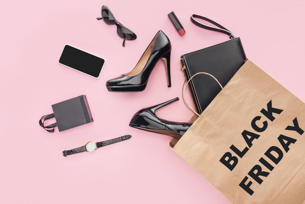 yüksek topuklu, aksesuar ve alışveriş çantası siyah Cuma işaretiyle pink izole düz lay - Fotoğraf, Görsel