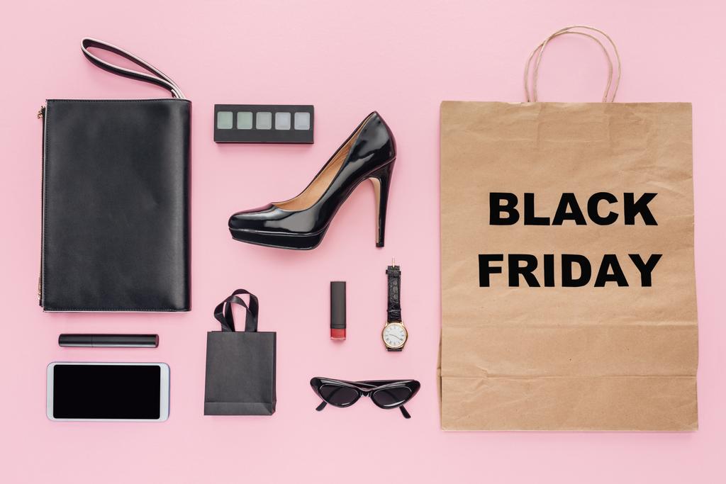アクセサリーとピンクの分離された黒い金曜日印付きショッピング バッグ フラット レイアウト - 写真・画像