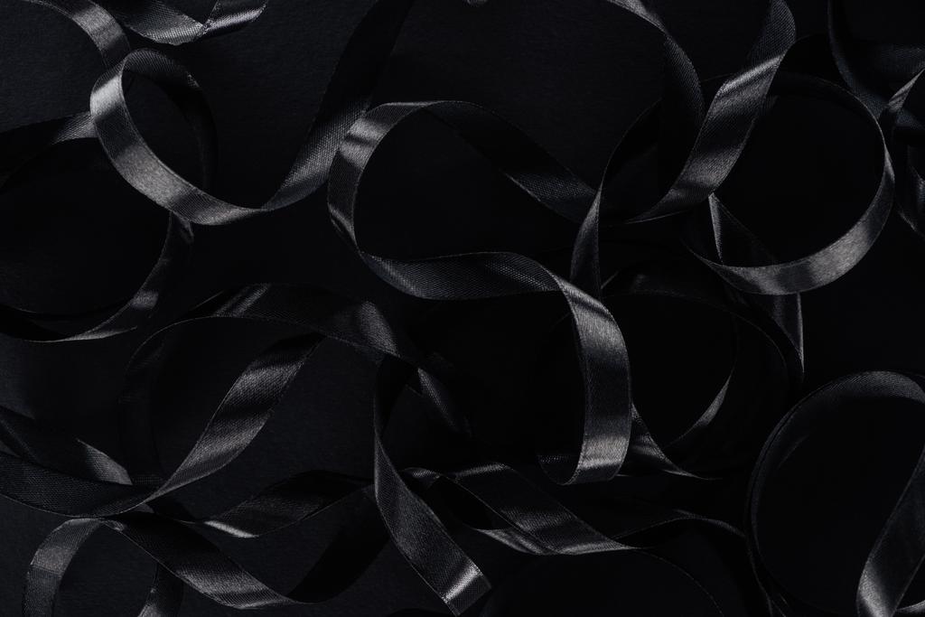 το Top view μαύρο γυαλιστερό κορδέλες ως φόντο για την μαύρη Παρασκευή - Φωτογραφία, εικόνα