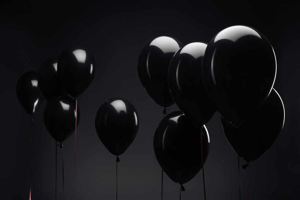 pozadí s slavnostní balónky na černý pátek  - Fotografie, Obrázek