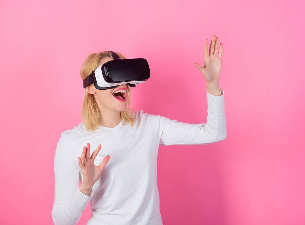 女性ヘッドマウントディス プレイ ピンク背景。仮想現実と未来の技術。女の子使用現代技術 vr ヘッドセット。デジタル デバイスの利点。オルタナティブ スペース。代替現実を対話します。 - 写真・画像