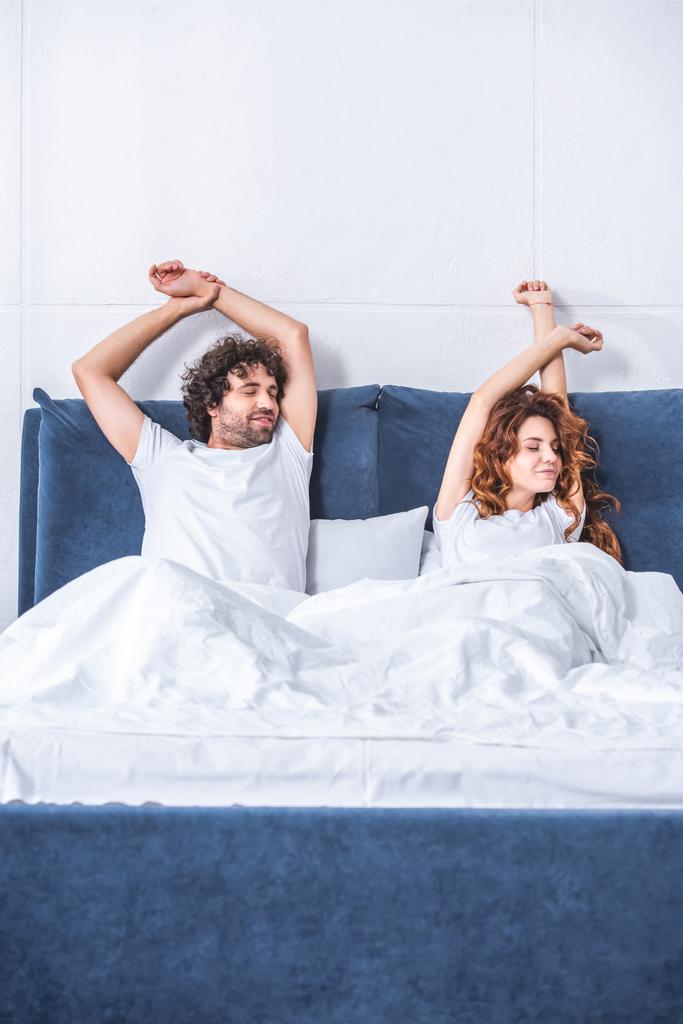 felice giovane coppia svegliarsi insieme in camera da letto
   - Foto, immagini
