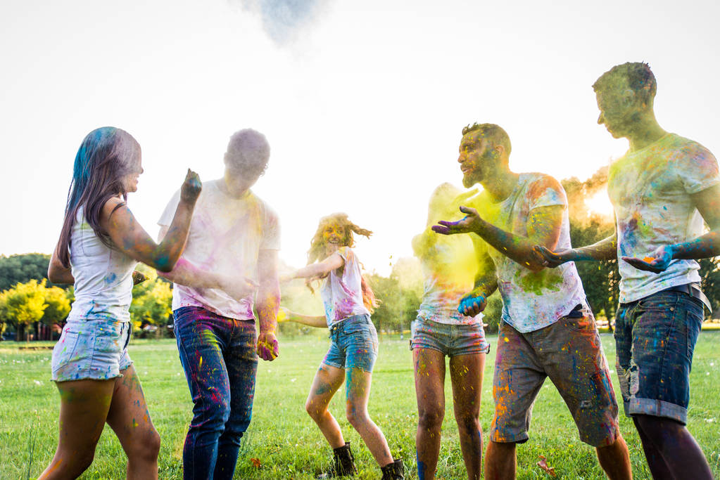 Grupa przyjaciół happy gry z holi kolorów w parku - młodych dorosłych zabawy na festiwalu holi, pojęcia o zabawy, zabawy i młode pokolenie - Zdjęcie, obraz